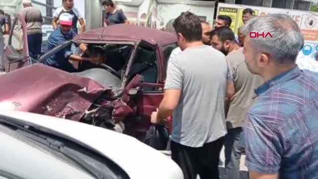 Trafik kazasında araca sıkıştı 